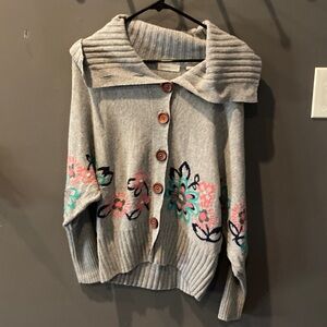 Anthropologie beautiful gray floral sweater with button detail size small EUC